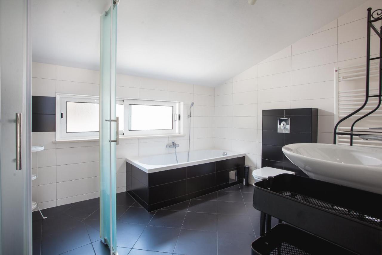 Apartments Leut 80M From The Sea 포드고라 객실 사진