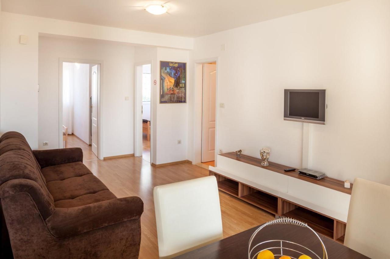 Apartments Leut 80M From The Sea 포드고라 객실 사진