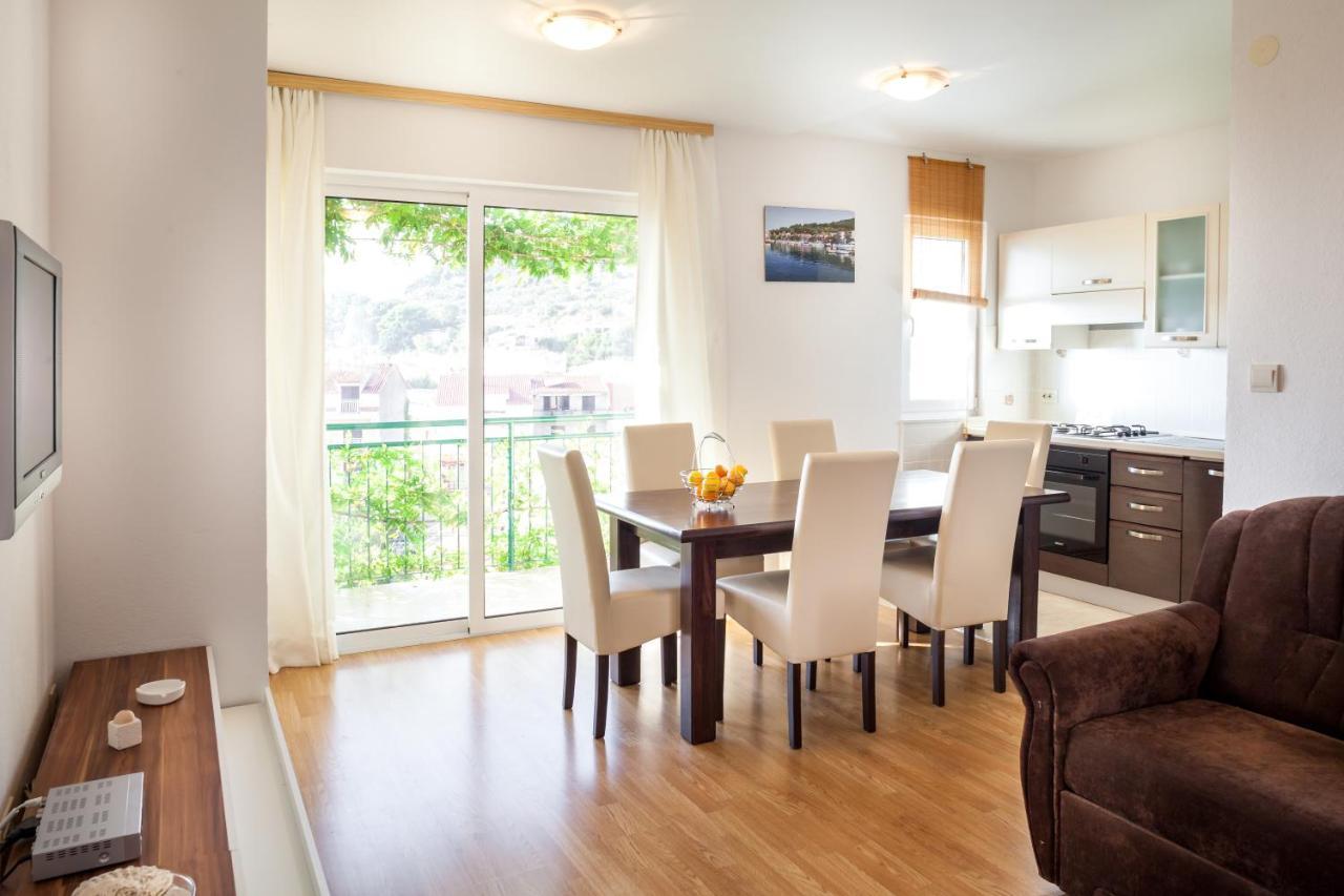 Apartments Leut 80M From The Sea 포드고라 객실 사진