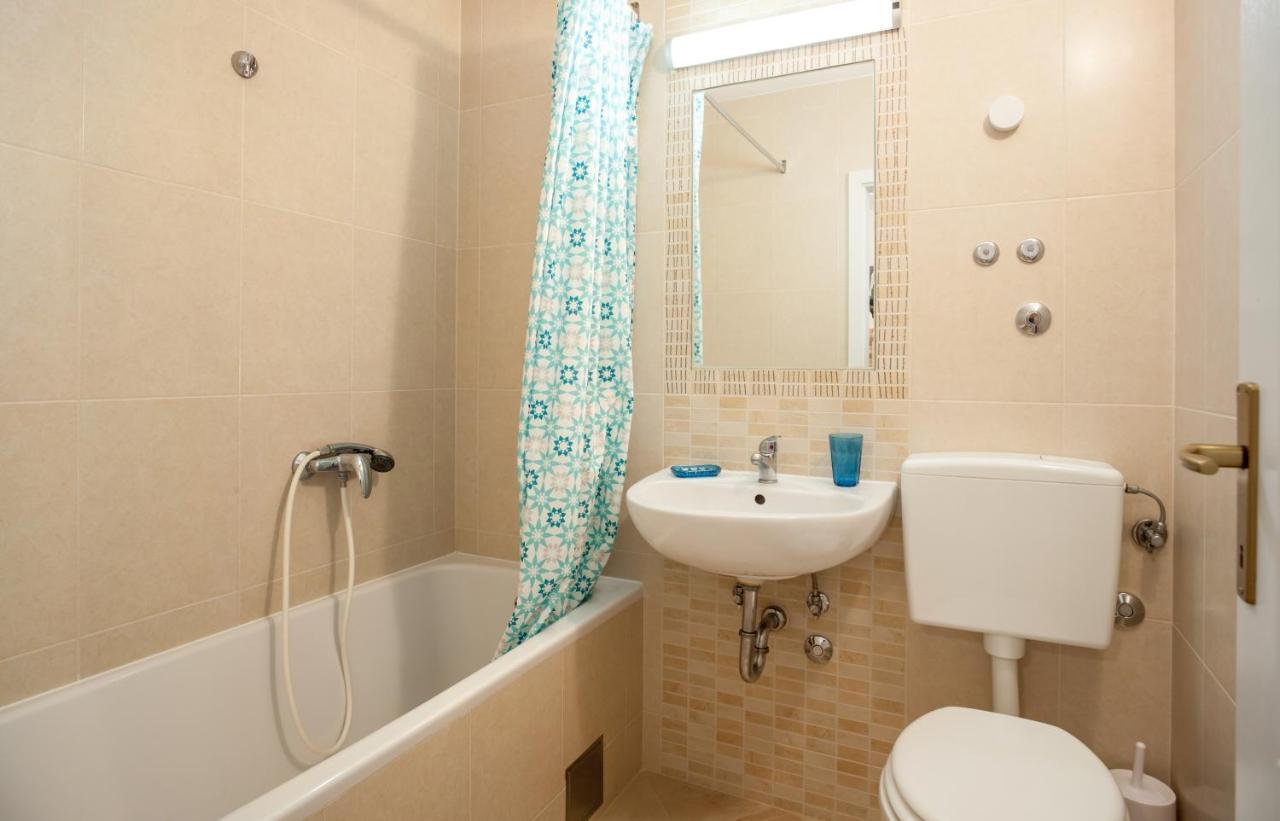 Apartments Leut 80M From The Sea 포드고라 객실 사진
