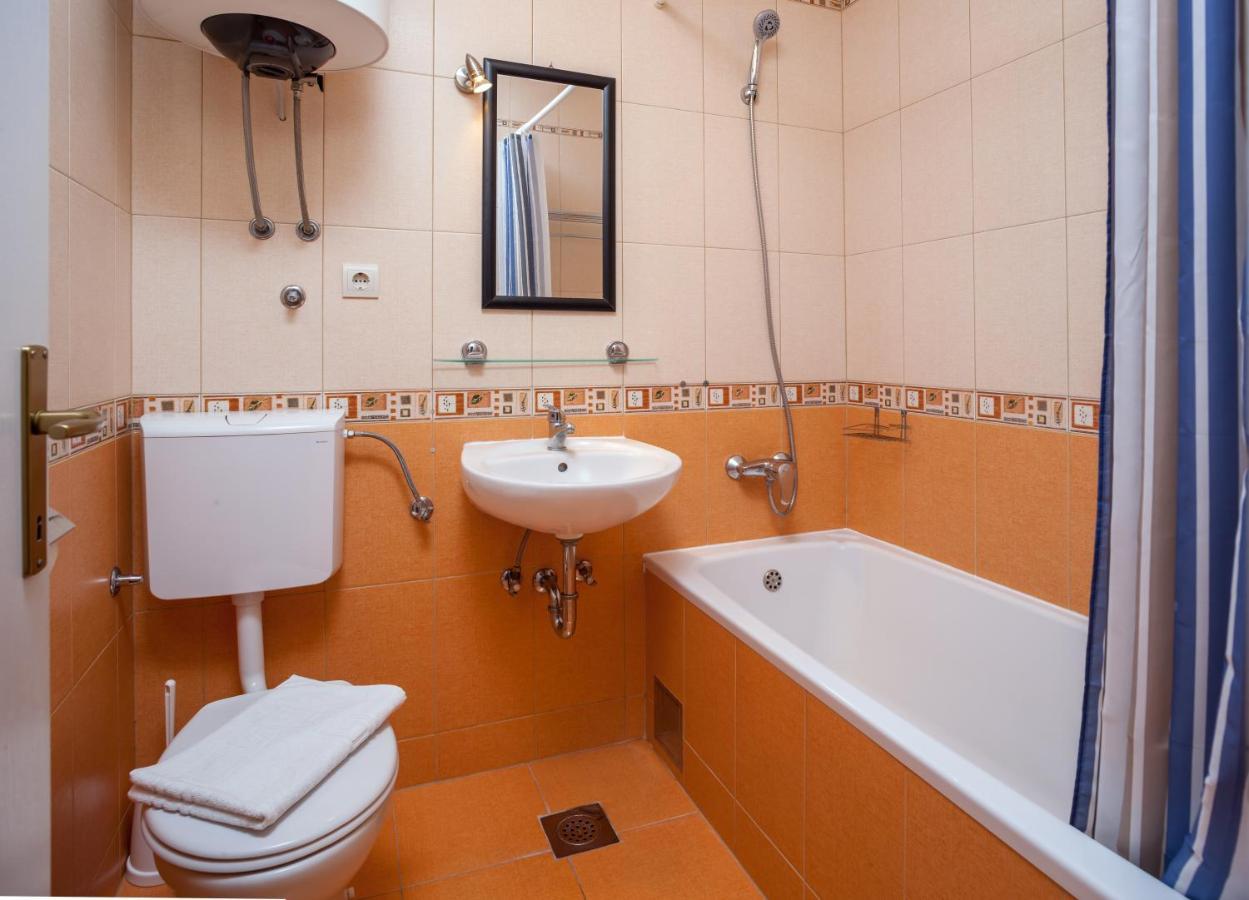 Apartments Leut 80M From The Sea 포드고라 객실 사진
