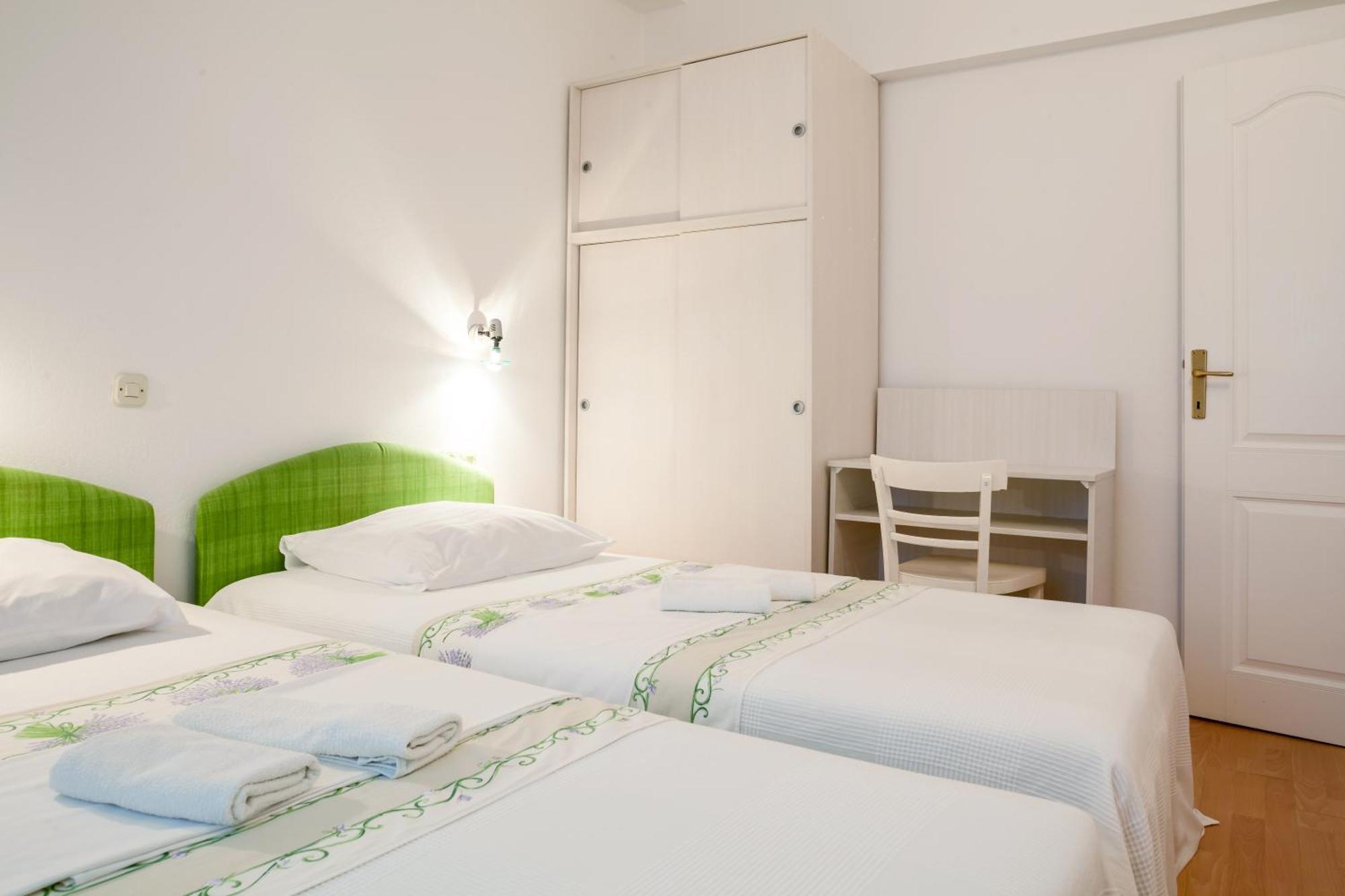 Apartments Leut 80M From The Sea 포드고라 객실 사진