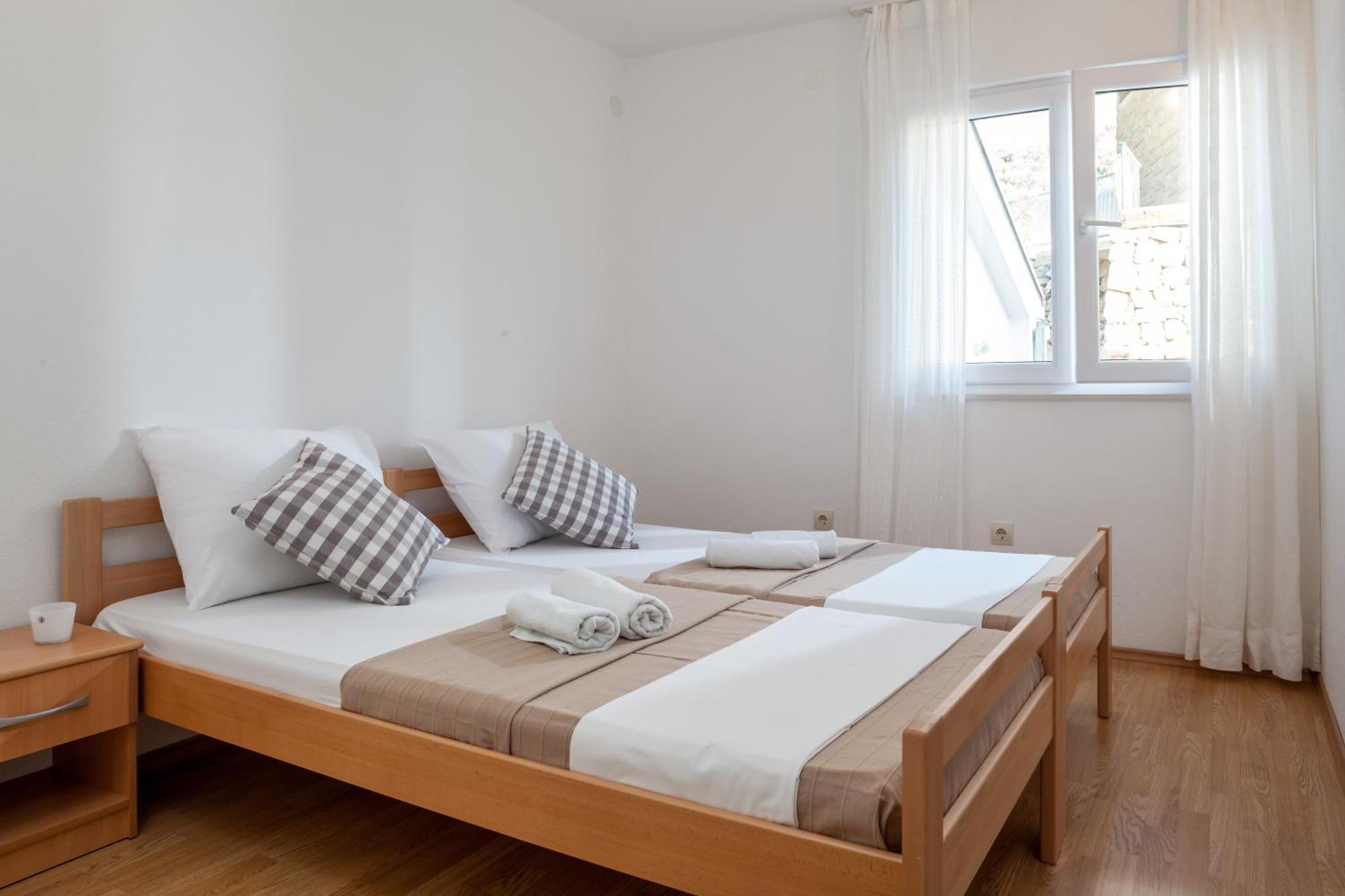 Apartments Leut 80M From The Sea 포드고라 객실 사진