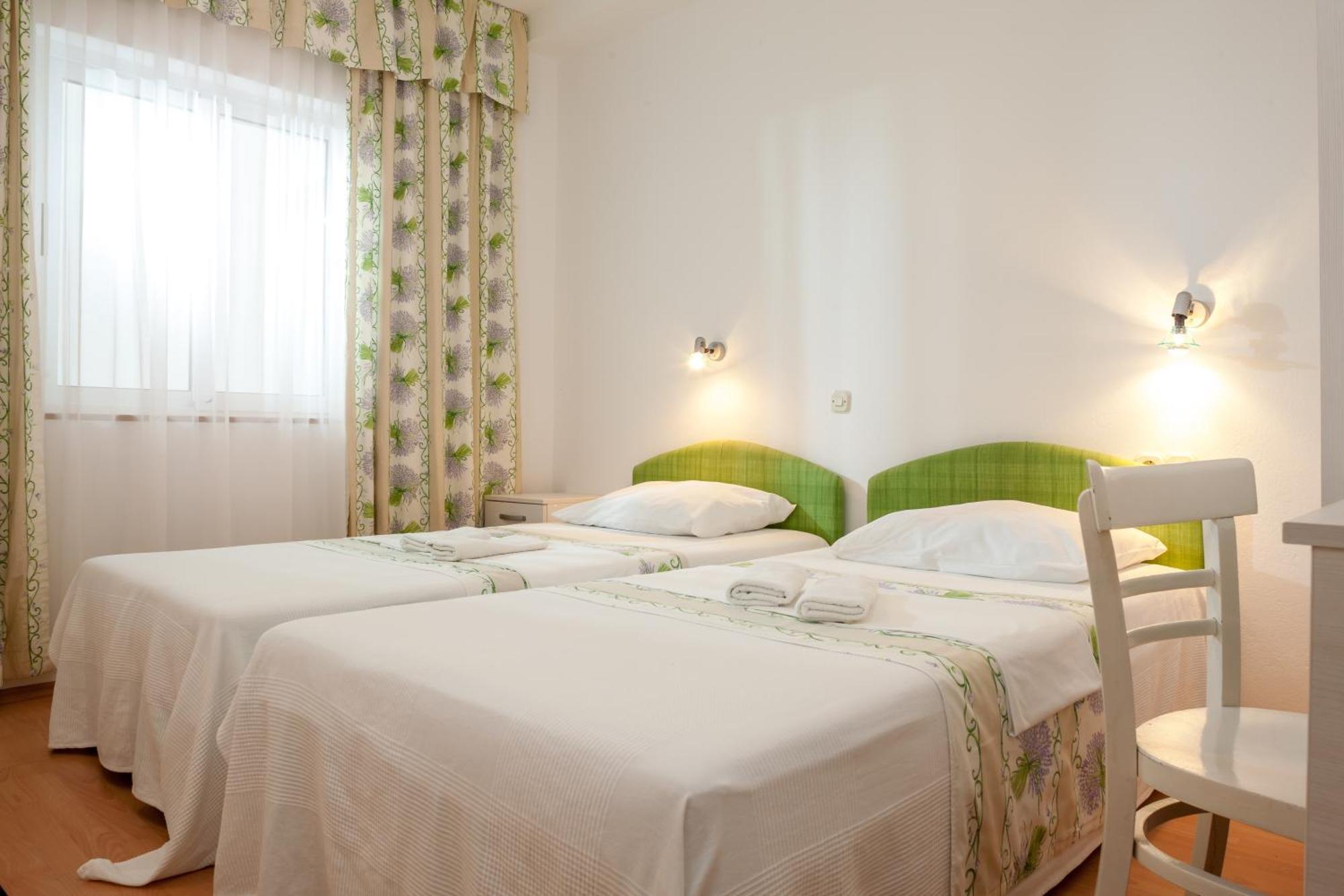 Apartments Leut 80M From The Sea 포드고라 객실 사진
