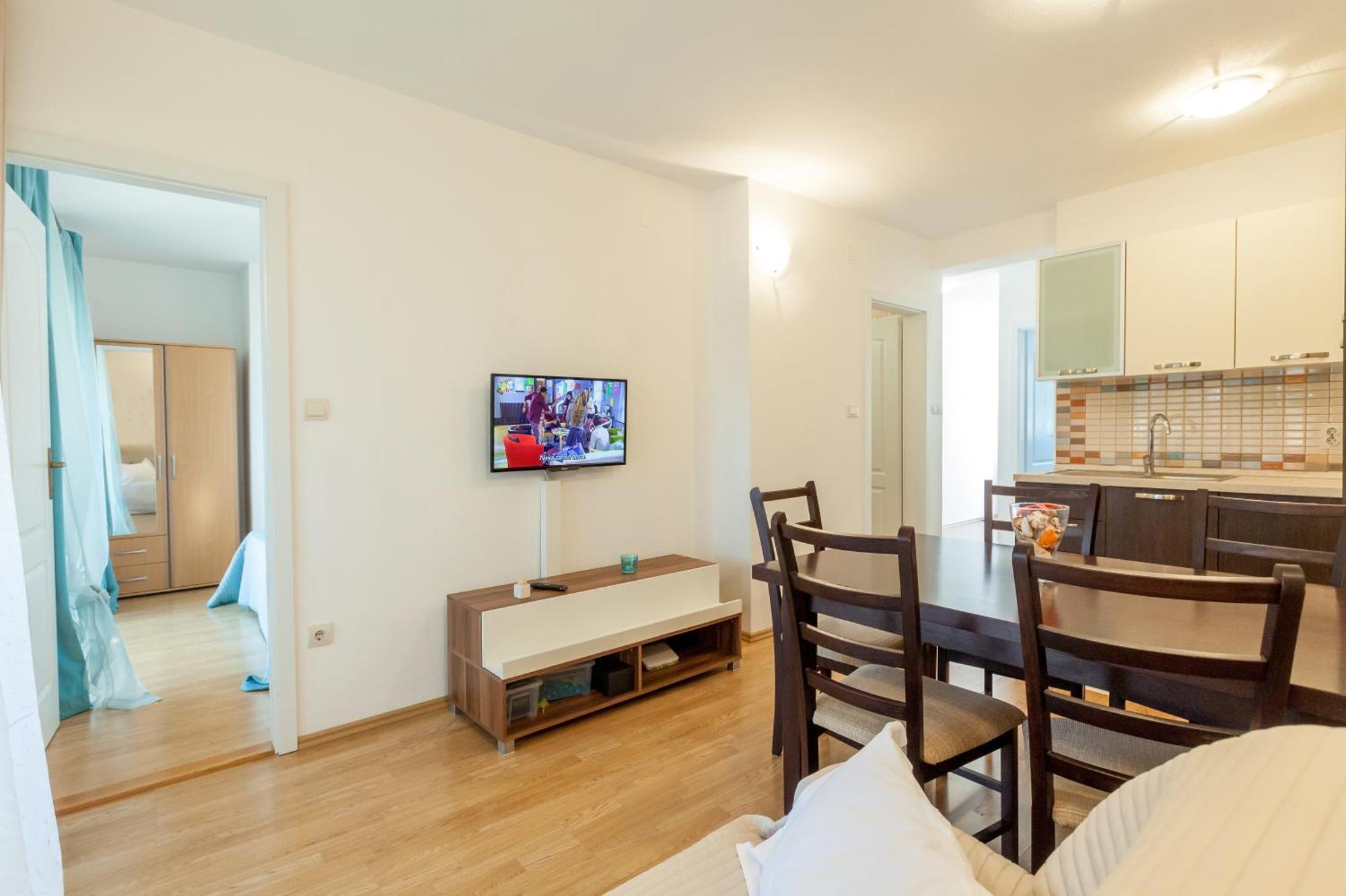 Apartments Leut 80M From The Sea 포드고라 객실 사진