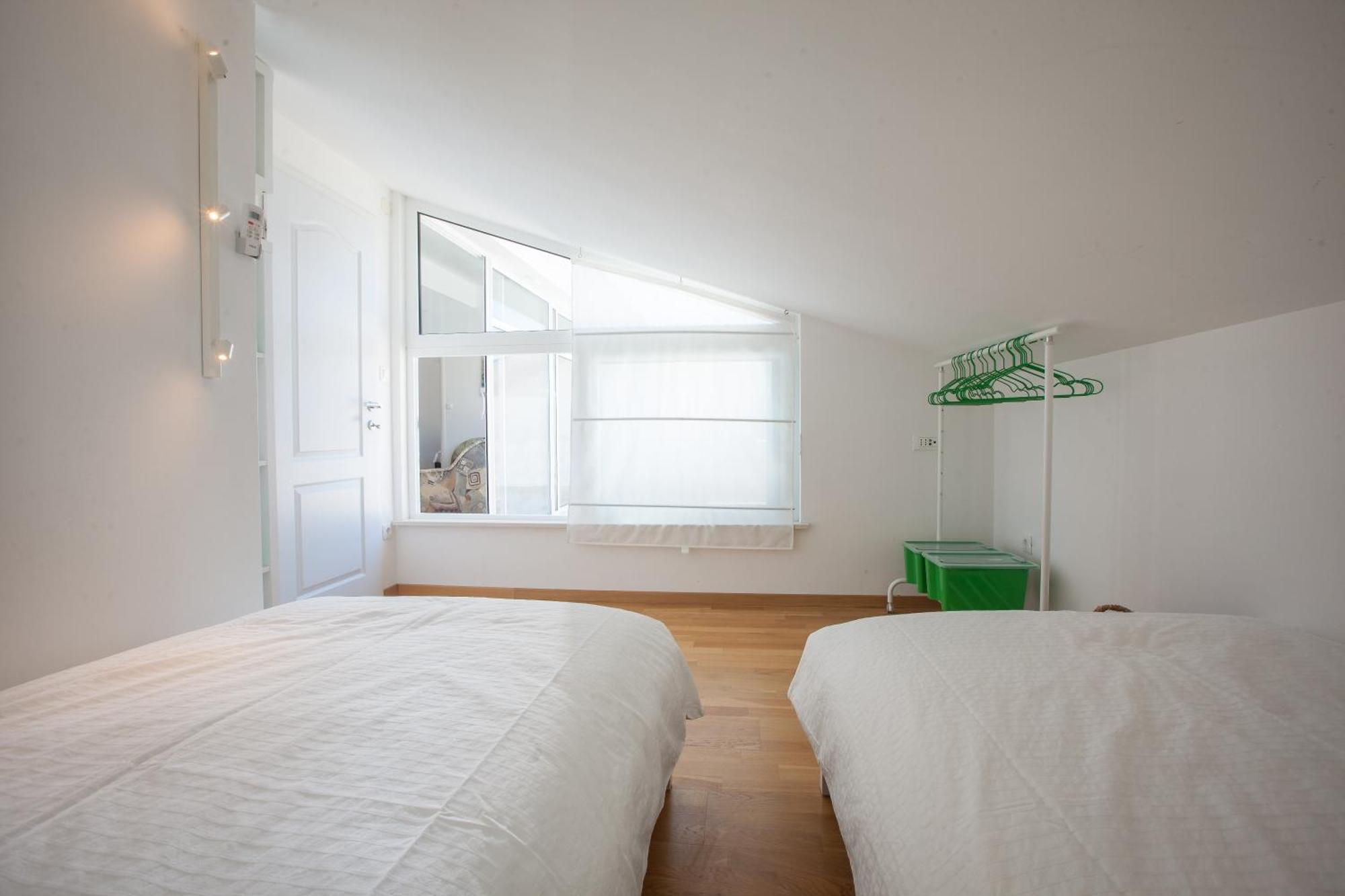 Apartments Leut 80M From The Sea 포드고라 객실 사진