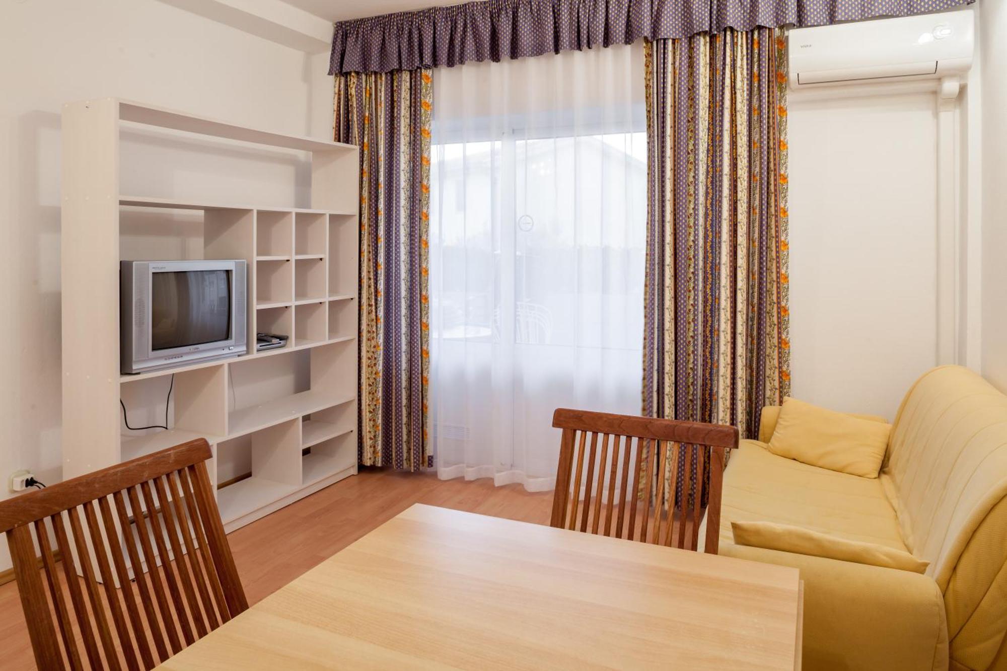 Apartments Leut 80M From The Sea 포드고라 객실 사진