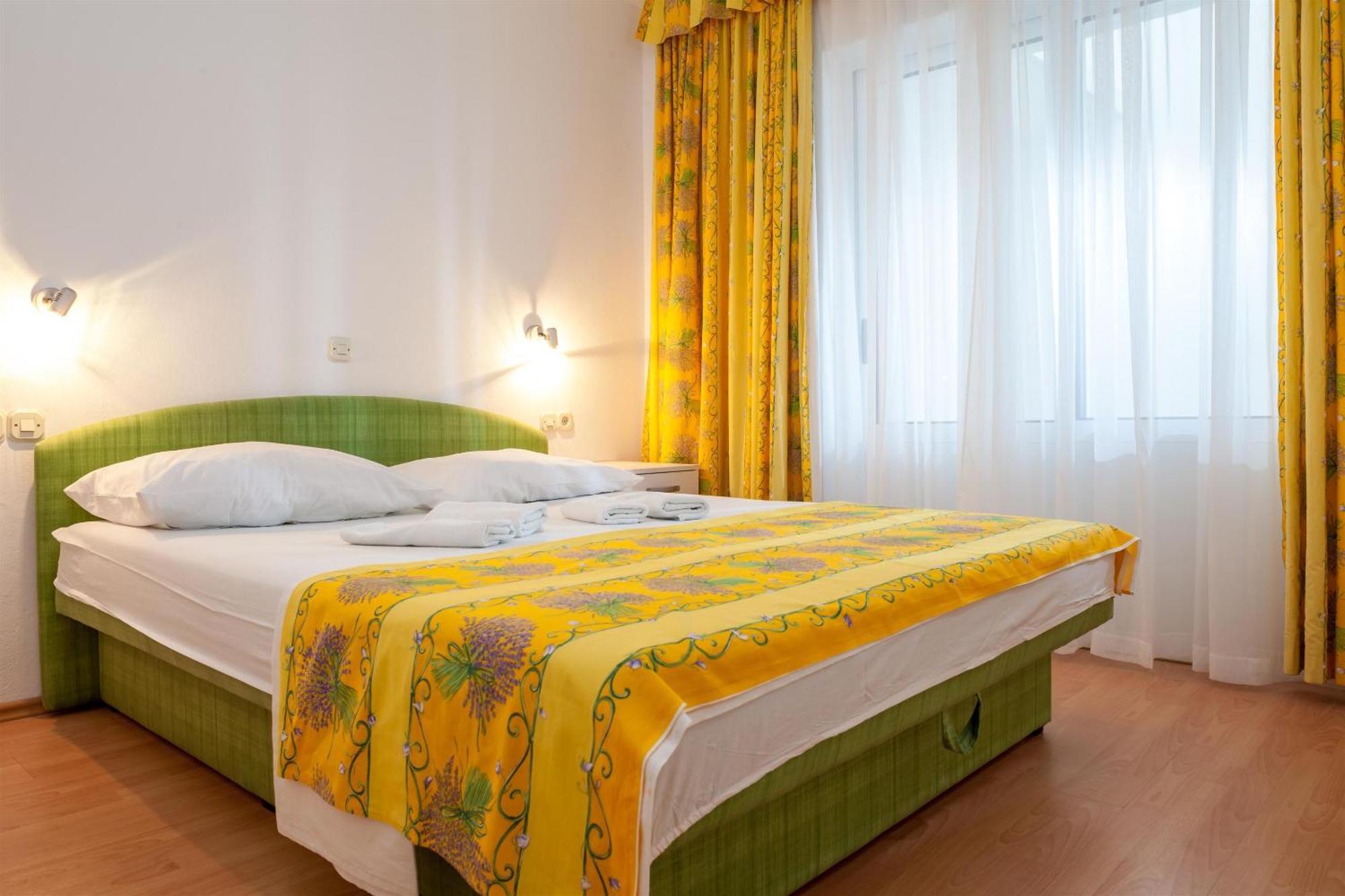 Apartments Leut 80M From The Sea 포드고라 객실 사진