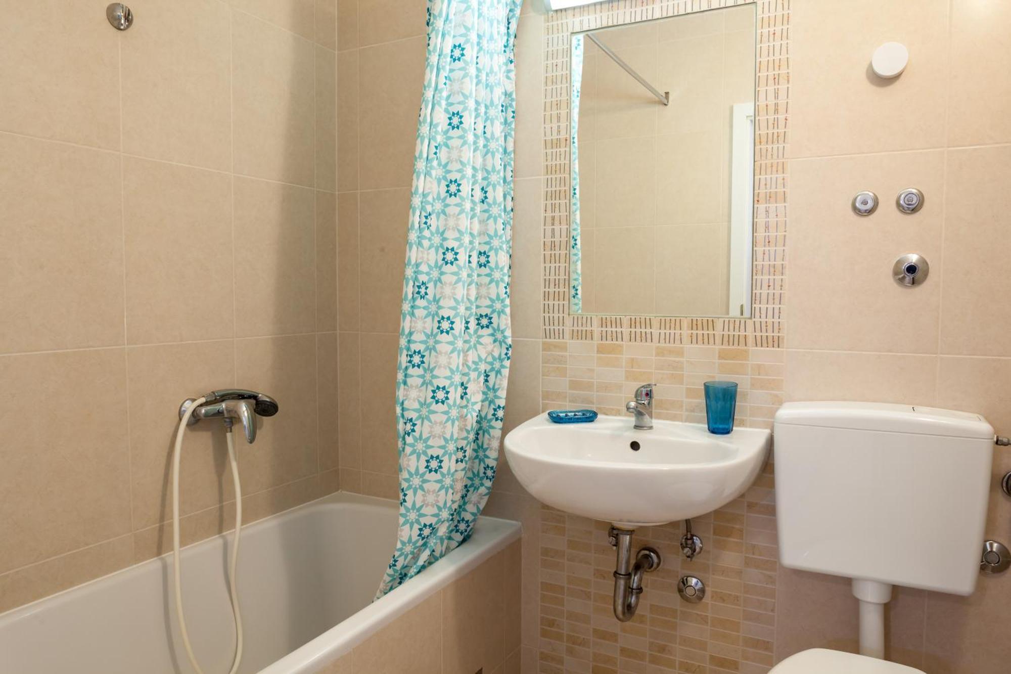 Apartments Leut 80M From The Sea 포드고라 객실 사진