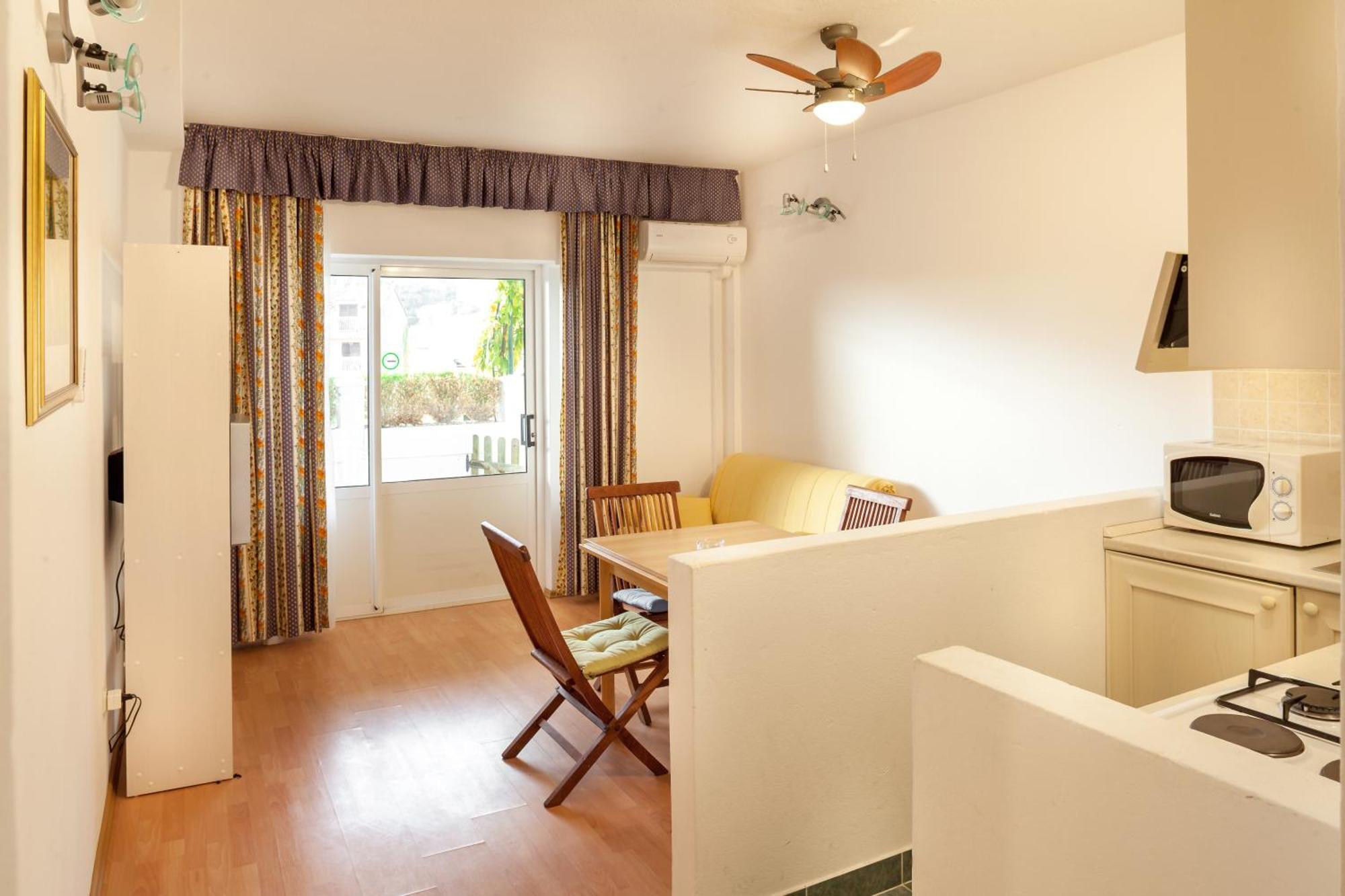 Apartments Leut 80M From The Sea 포드고라 객실 사진