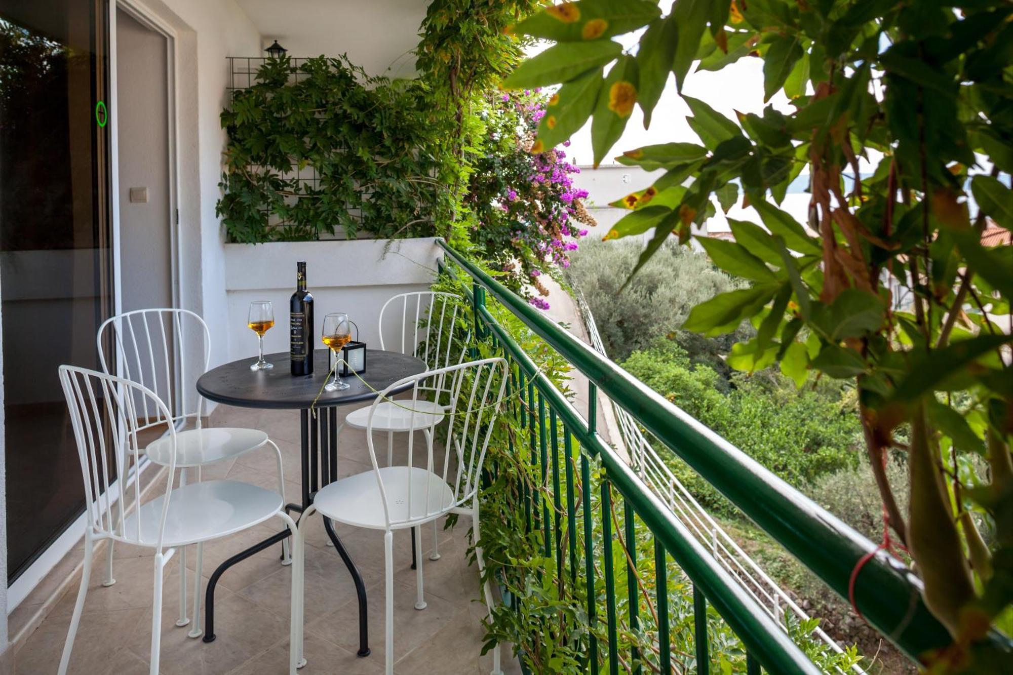 Apartments Leut 80M From The Sea 포드고라 객실 사진